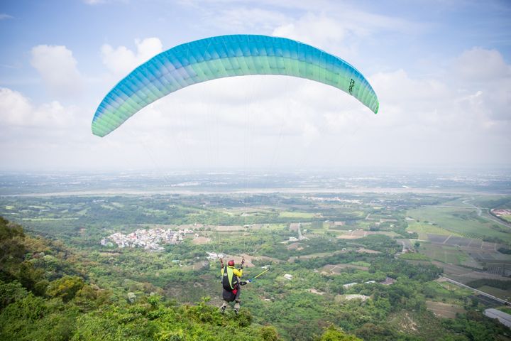 屏東3D旅遊嘉年華暑假登場，打造超遊感陸海空活動，此為飛行傘體驗。　圖：屏東縣政府交通旅遊處／提供