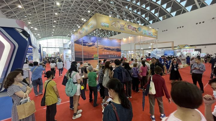 ▲台中市政府觀光旅遊局首度聯合台中市觀光業者參與的「大玩台中館」，吸引民眾排隊。　圖：台中市政府觀光旅遊局／提供