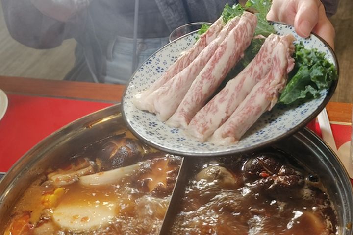 ▲在船上也能過癮開吃熱呼呼的火鍋，付費特色餐廳「火鍋」提供多款湯底與新鮮食材。　圖：名勝世界郵輪／提供