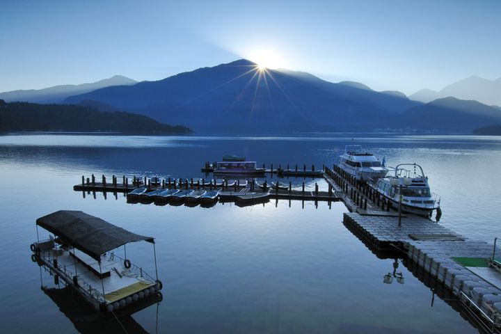 ▲乘著遊艇環湖，享受湖光山色，是外國友人遊日月潭不可錯過的安排。　圖：shutterstock／來源