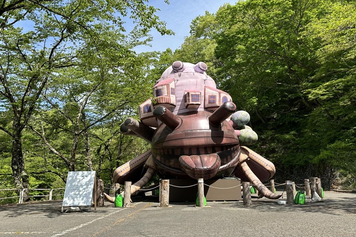 在岩手縣花卷市大澤溫泉菊水館GALLERY「茅」即日起至12月8日正舉辦「另一個鈴木敏夫與吉卜力展2」，戶外有霍爾的移動城堡實體模型展出中。　圖：蔡雅雯／拍攝