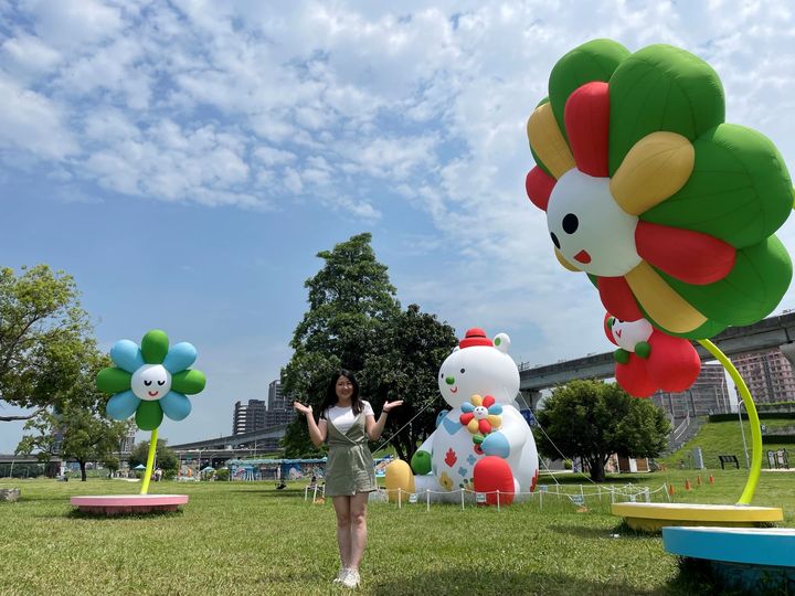 ▲濃綠的草地及蔚藍的天空，更顯裝置藝術的繽紛活潑。　圖：新北市政府水利局／提供