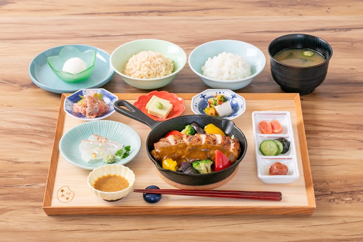 象印食堂大阪本店推出全新午餐「象印御膳」（附鯛魚茶泡飯，1980日圓含稅）。　圖：象印マホービン株式会社／提供