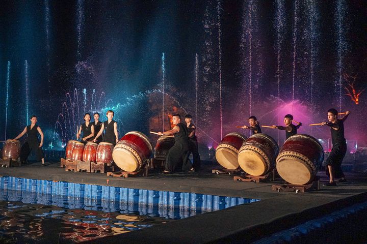 ▲期間限定「優人神鼓青年優人」的人水共舞，帶來曲目「萬馬奔騰」、「沖岩」精彩演出。　圖：新北市政府觀光旅遊局／提供
