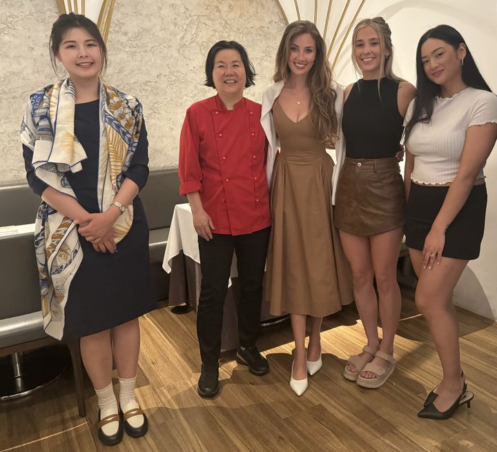 ▲鹽之華主廚黎俞君熱情歡迎加拿大網紅。　圖：台中市政府觀光旅遊局／提供