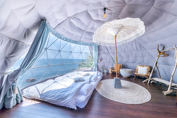 「resort-glamping」網站提供日本各地豪華露營預約介紹，圖為福岡縣系島的地球 MIRAI 營區的圓頂帳篷。　圖：resort-glamping／提供