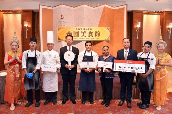 ▲（左起）四面泰傳舞團舞者、曼谷大倉新頤酒店廚師團隊 Juntaaoommao Chanachai、歐風館自助餐廳主廚山本克哉、大倉久和大飯店總經理小田文雄、曼谷大倉新頤酒店行政副主廚 Phuvadol Chanasenee、泰國觀光局台北辦事處處長 Sarima Chindamat、亞洲航空總經理 Sam Wang、曼谷大倉新頤酒店廚師團隊 Chaihanam Kantanat、四面泰傳舞團舞者。　圖：大倉久和大飯店／提供