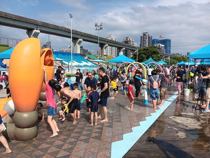 ▲「海世界水樂園」讓民眾有個歡樂的夏天。　圖：新北市政府水利局／提供