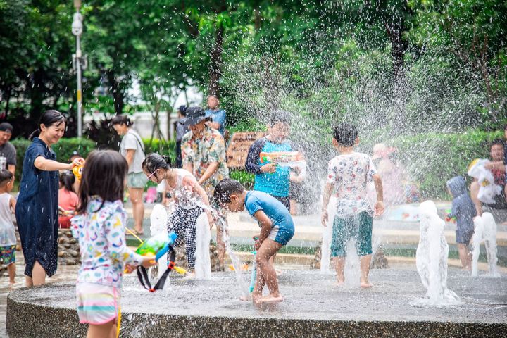「新莊塭仔底濕地公園」戲水池好消暑、好清涼，大小朋友都能享受玩水樂趣。　圖：新北市政府水利局／提供