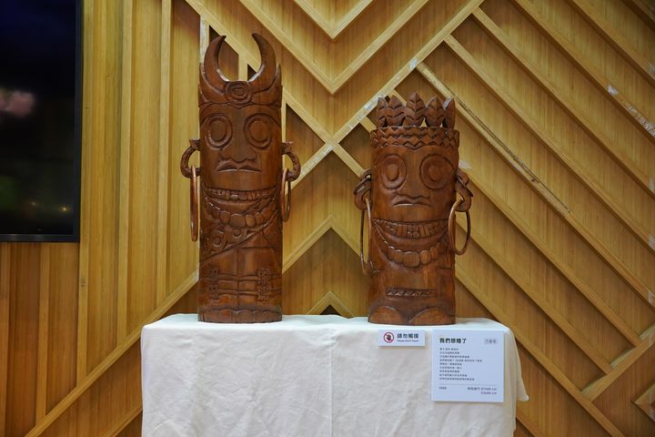 ▲巴勤發木雕作品「我們想婚了」。　圖：茂林國家風景區管理處／提供