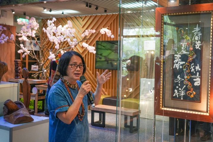 蜻蜓雅築珠藝工作室的施秀菊分享創作理念。　圖：茂林國家風景區管理處／提供