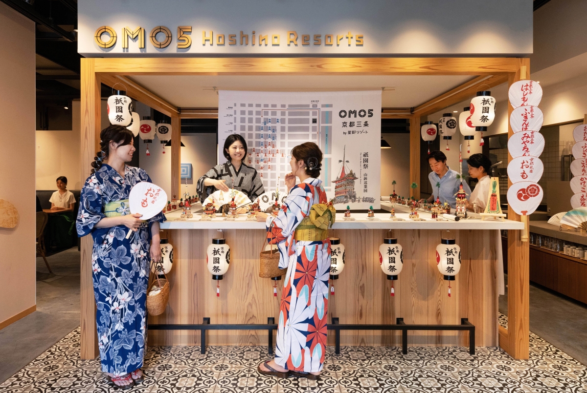 ▲「OMO5 京都三條」在期間限定的 OMO Base 內擺設著山鉾的木製袖珍模型共34座，及祇園祭燈籠；袖珍模型由 1656 年創業以來嚴守京人偶傳統的「小刀屋忠兵衛」製作。懸掛在中央的暖簾上描繪著山鉾巡行路線。先透過展示品深入了解山鉾後，旅客就能在附近愉快地進行山鉾巡禮。　圖：星野集團／提供
