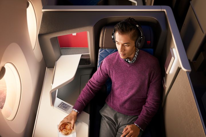 ▲29個達美至臻商務艙 Delta One Suite 客位皆配備隱私拉門。　圖：達美航空／提供