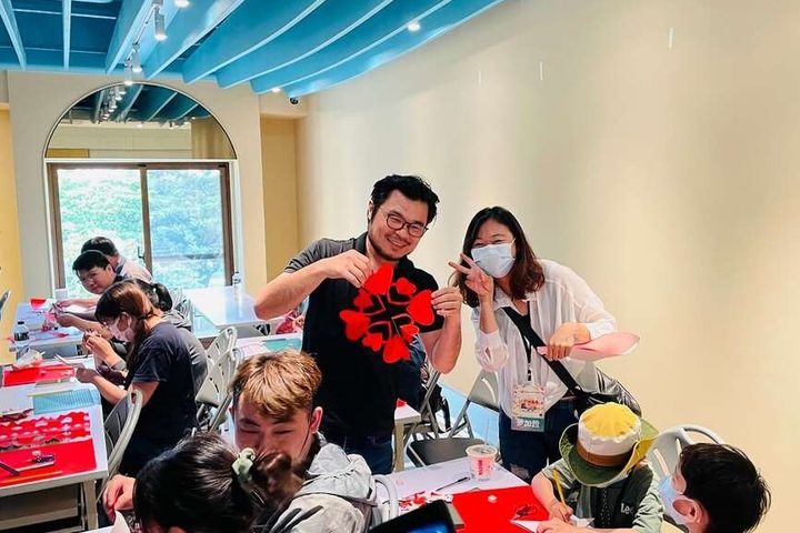知名剪紙藝術家楊士毅驚喜現身，帶領遊客進行剪紙體驗。　圖：台南市政府觀光旅遊局／提供 
