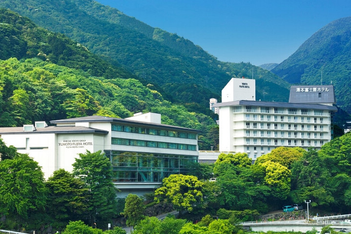 被綠意圍繞的湯本富士屋飯店交通非常便利。　圖：向日遊顧問有限公司／提供