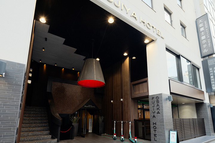大阪富士屋飯店以沉穩的木質色調設計帶出時尚感。　圖：向日遊顧問有限公司／提供