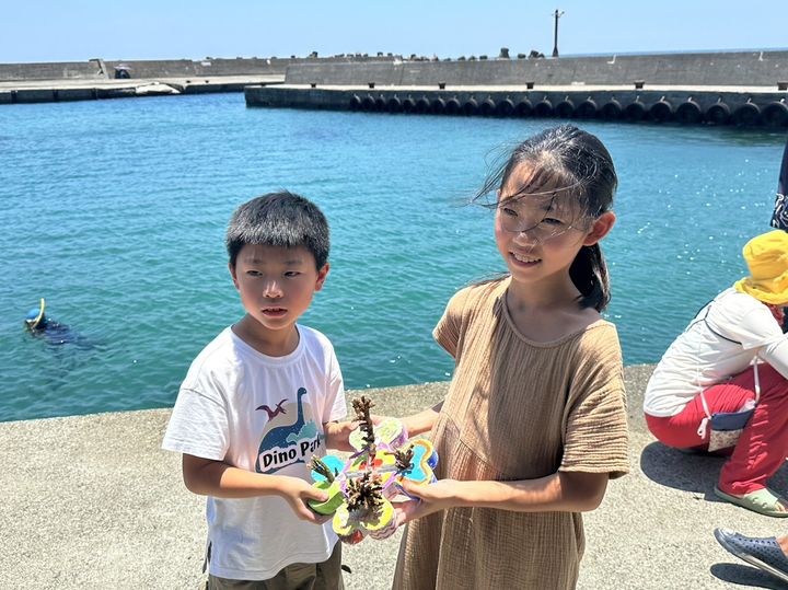 ▲今年度持續帶領民眾親手種植珊瑚苗。　圖：新北市政府漁業及漁港事業管理處／提供