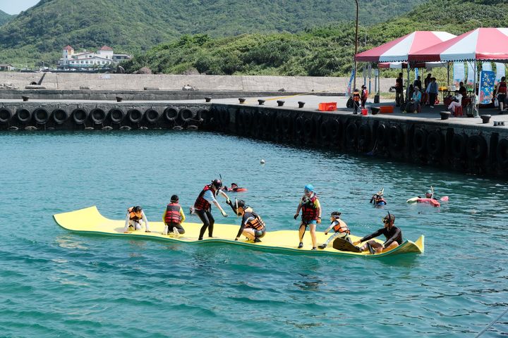 邀請遊客參與水上遊憩活動。　圖：新北市政府漁業及漁港事業管理處／提供