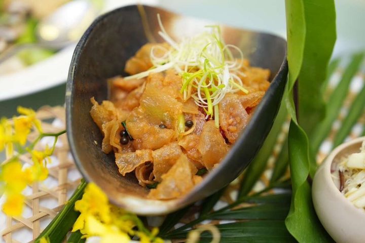 ▲那瑪夏的馬告入菜和山豬皮做成佳餚。　圖：高雄市政府觀光局／提供