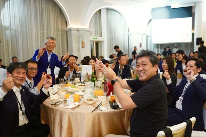 ▲日本貴賓對於大樹玉荷包荔枝讚不絕口。　圖：高雄市政府觀光局／提供