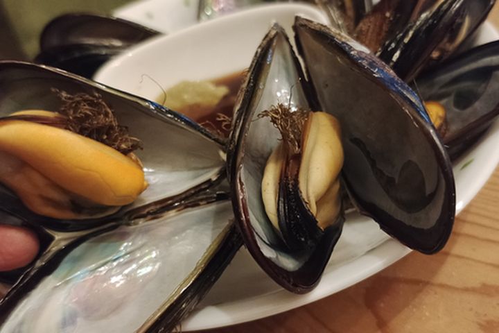 ▲品嚐馬祖道地美食，淡菜料理滋味鮮美。　圖：峻盟國際－台灣好行馬祖／提供