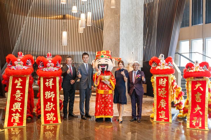 ▲（右1）力麗觀光集團董事長蔡宗易、（左2）日月潭力麗溫德姆溫泉酒店執行董事暨宜蘭力麗威斯汀度假酒店董事長郭濟綱，在開幕典禮與貴賓合影。　圖：日月潭力麗溫德姆溫泉酒店／提供