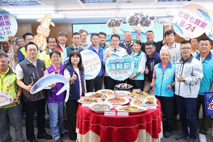 ▲總鋪師陳振東將整桌七股海鮮豐盛佳餚直接搬到記者會現場。　圖：臺南市政府觀光旅遊局／提供