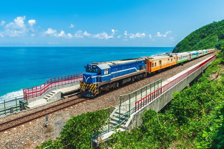 ▲搭乘火車進行環島之旅，輕鬆悠閒還可領略山海交織美景。　圖：shutterstock／來源