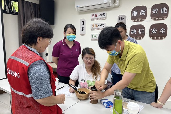 ▲體驗自己磨豆手作咖啡。　圖：茂林國家風景區管理處／提供