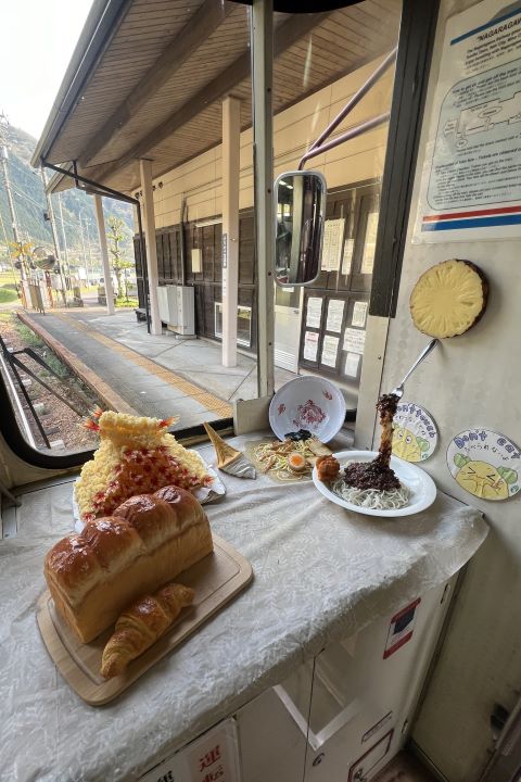 食品模型列車內展示各種逼真的食物模型。　圖：向日遊顧問有限公司／提供