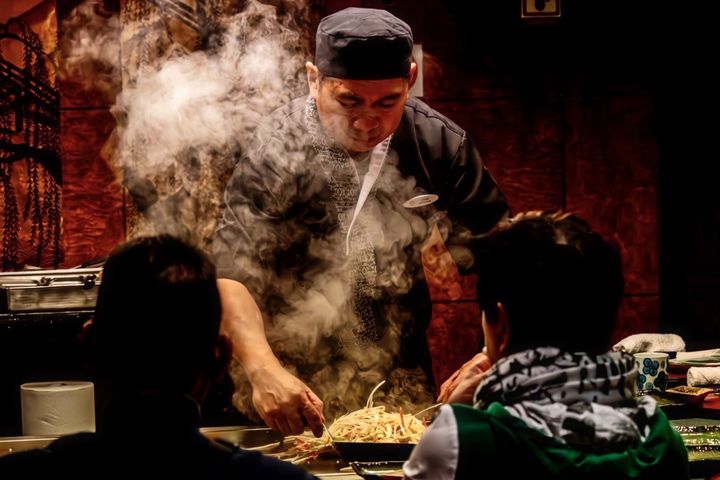 ▲在付費特色餐廳「海馬日本料理」，一邊享用美味鐵板燒，一邊欣賞師傅大秀廚藝。　圖：名勝世界郵輪／提供