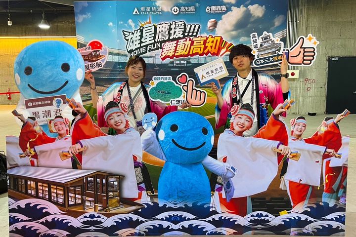 高知縣於上週六（6/22）與官方吉祥物「黑潮君」，參與台鋼雄鷹於台北大巨蛋舉行的職棒球賽舉辦「高知主題日」，向台灣球迷推廣高知縣。　圖：高知縣國際觀光課／提供 