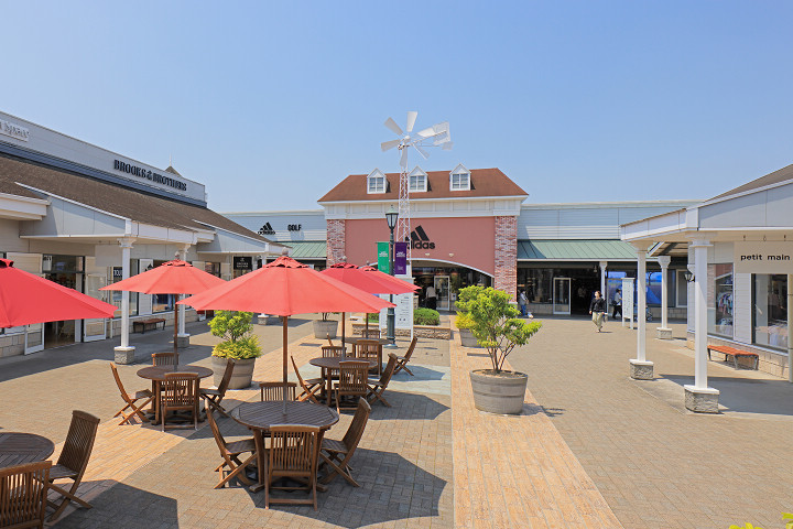 佐野 PREMIUM OUTLETS® 境內設置多處休息區，讓遊客邊逛街邊休息。