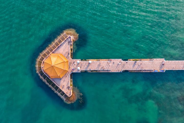 ▲青島灣棧橋已有百年歷史，見證了青島風貌。　圖：shutterstock／來源