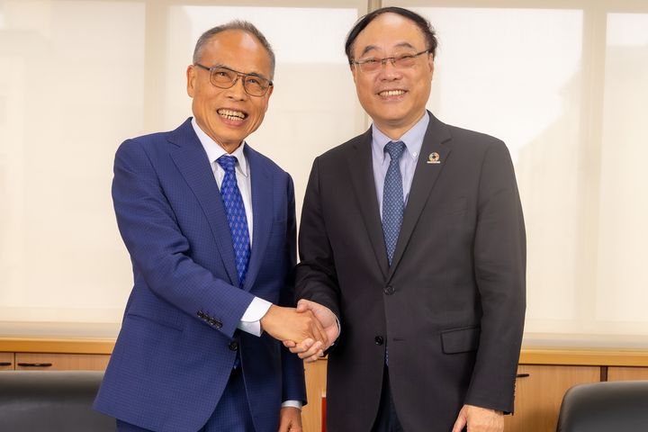 ▲（左起）旅行業品質保障協會理事長張永成、交通部觀光署署長周永暉。　記者-盧大中／攝
