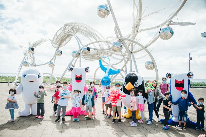 ▲跟海生館吉祥物相見歡。　圖：國立海洋生物博物館／提供