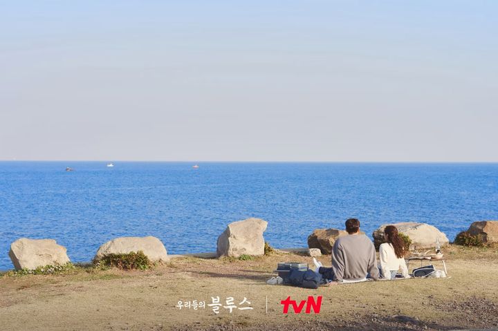 ▲Klook 推出《我們的藍調時光》濟州島拍攝地一日遊，徜徉於恬靜的小島風光。　圖：tvN官網／來源
