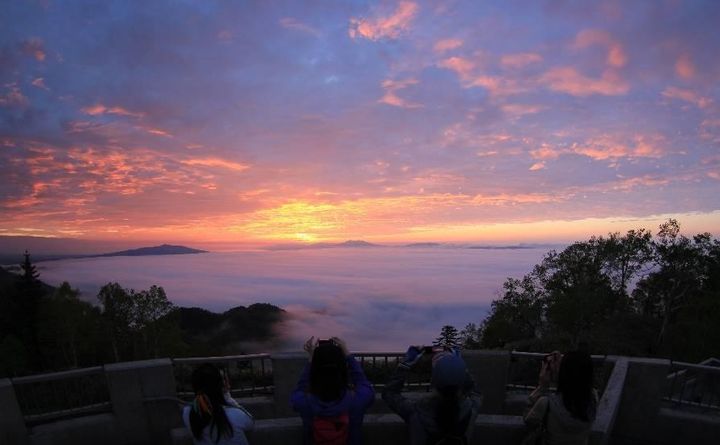 ▲屈斜路雲海為獨家安排行程，是難得一見的壯觀景致。　圖：東南旅遊／提供