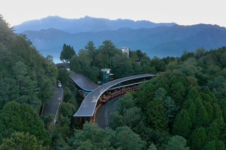 清晨祝山車站－阿里山國家森林遊樂區新地標。　圖：農業部林業及自然保育署／提供