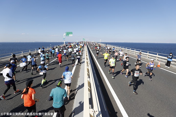 千葉東京灣跨海大橋馬拉松能欣賞到有別於傳統路跑的360度海景。　圖：向日遊顧問有限公司／提供