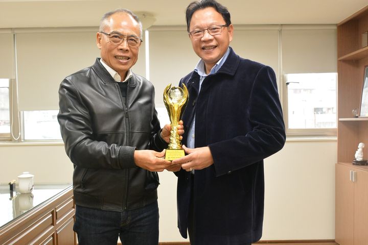 ▲（左起）旅行業品質保障協會理事長張永成、旅行業品質保障協會金質獎遴選委員會主任委員劉奕樑。　記者-王政／攝