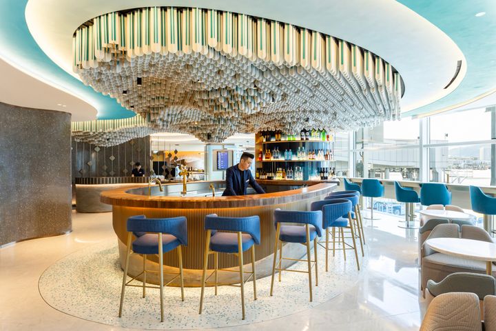 全新貴賓室 Kyra Lounge 提供各式飲品。　圖：airportdimensions.com／來源 