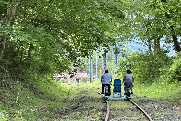 日本岩手縣宮古市新推出「岩泉線鐵軌腳踏車」，每台只要2千日圓。　記者-蔡雅雯／攝影