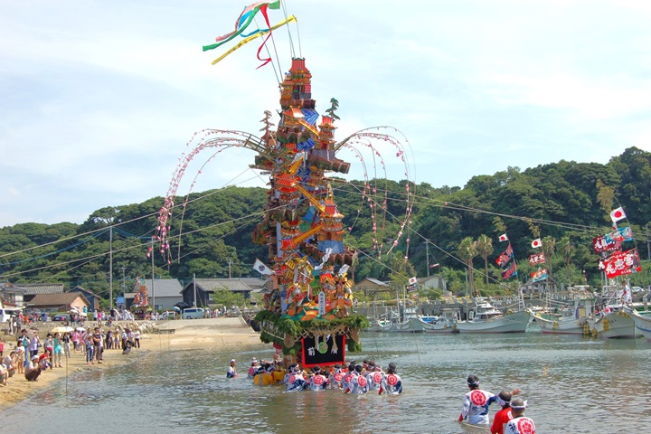 佐賀縣呼子町的小友祇園祭將於7月20至21日登場，是全日本極少數山車會下海的祭典！　圖：佐賀縣觀光連盟／提供
