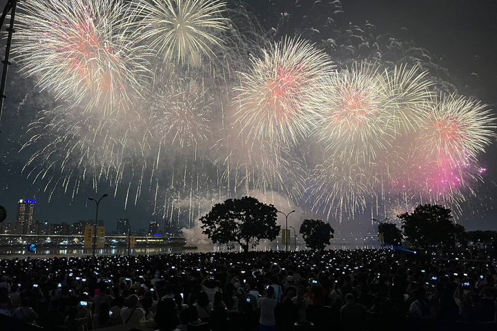 民眾欣賞大稻埕夏日節煙火（2023年） 。　圖：臺北市政府觀光傳播局／提供 