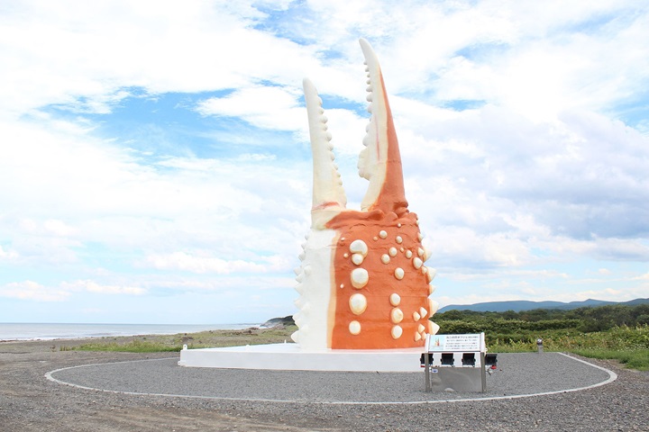 北海道紋別市內有座高達12公尺的蟹鉗雕像。　圖：北海道觀光振興機構／提供
