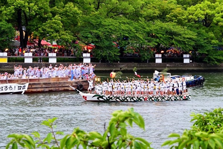 「大阪天神祭」是為祈求農作物豐收和國家安寧而舉行的祭祀活動，又被稱作「火與水的祭典」。　圖：樂天旅遊／提供