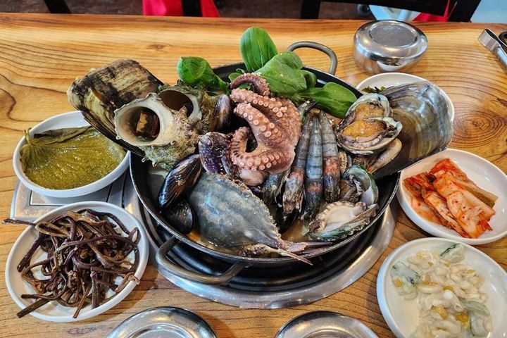 ▲豐盛鮮美的濟州海鮮鍋。　圖：東南旅遊／提供
