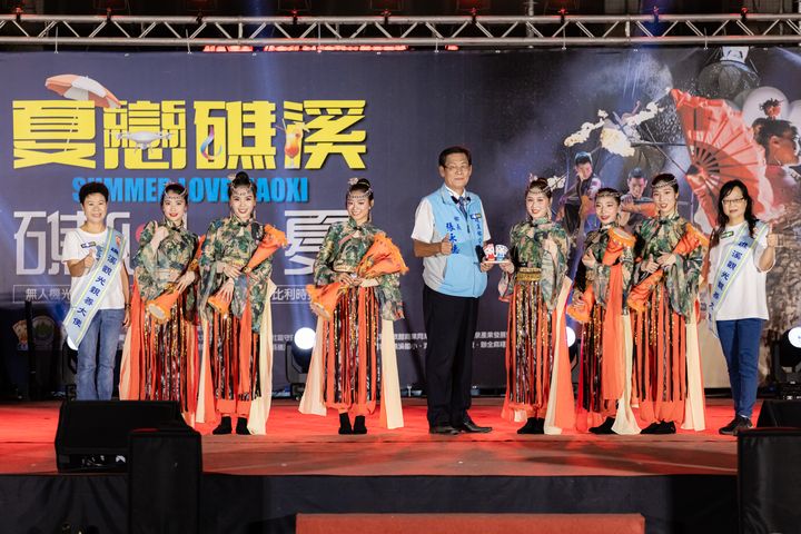 ▲礁溪鄉鄉長張永徳和表演者共同合影。　圖：礁溪鄉公所／提供