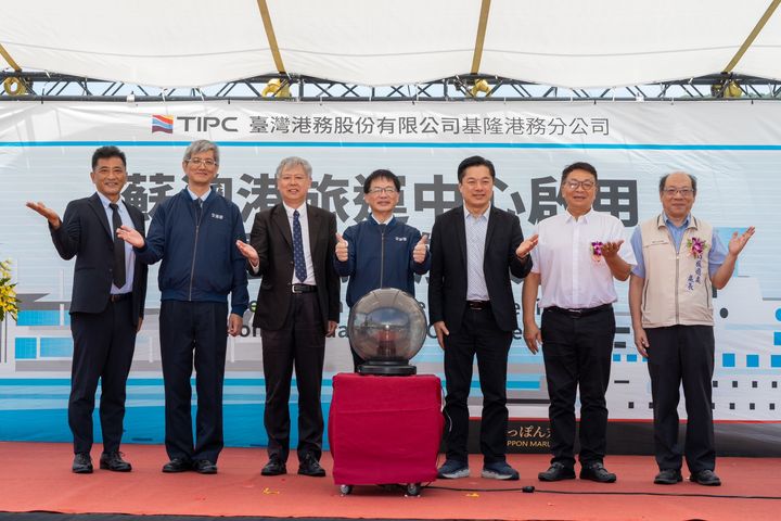 ▲蘇澳港旅運中心啟用典禮貴賓合影（由左至右分別為：蘇澳鎮李明哲鎮長、航港局葉協隆局長、港務公司李賢義董事長、交通部李孟諺部長、立法院陳俊宇委員、陳歐珀顧問、宜蘭縣政府工旅處李東儒處長）。　圖：臺灣港務股份有限公司／提供